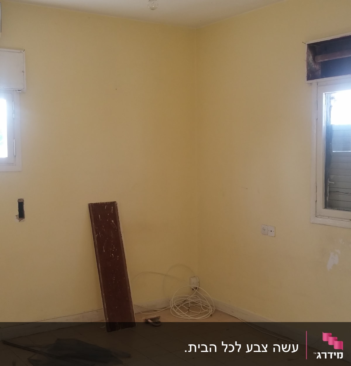 קיר צבוע בצבע צהוב עם קילופים